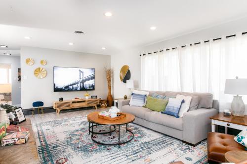 Graduation 2025! Great for Gatherings, King Beds, Firepit, Pet Friendly with Huge Fenced Yard Graduation 2025! Great for Gatherings, King Beds, Firepit, Pet Friendly with Huge Fenced Yard