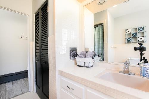 Graduation 2025! Great for Gatherings, King Beds, Firepit, Pet Friendly with Huge Fenced Yard Graduation 2025! Great for Gatherings, King Beds, Firepit, Pet Friendly with Huge Fenced Yard