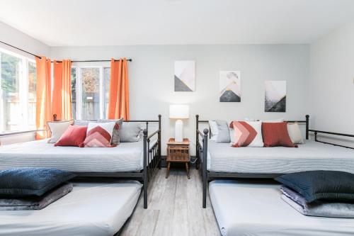 Graduation 2025! Great for Gatherings, King Beds, Firepit, Pet Friendly with Huge Fenced Yard Graduation 2025! Great for Gatherings, King Beds, Firepit, Pet Friendly with Huge Fenced Yard