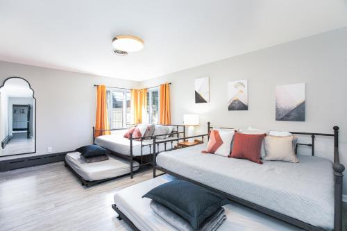 Graduation 2025! Great for Gatherings, King Beds, Firepit, Pet Friendly with Huge Fenced Yard Graduation 2025! Great for Gatherings, King Beds, Firepit, Pet Friendly with Huge Fenced Yard