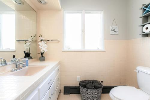 Graduation 2025! Great for Gatherings, King Beds, Firepit, Pet Friendly with Huge Fenced Yard Graduation 2025! Great for Gatherings, King Beds, Firepit, Pet Friendly with Huge Fenced Yard