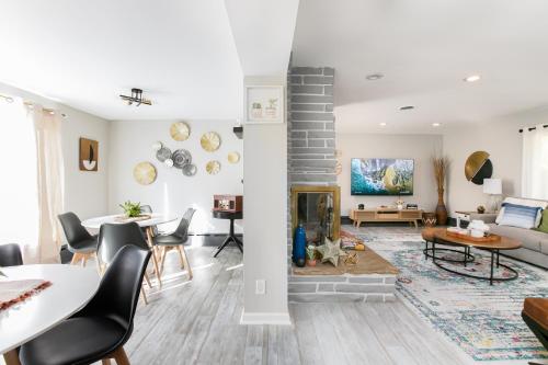 Graduation 2025! Great for Gatherings, King Beds, Firepit, Pet Friendly with Huge Fenced Yard Graduation 2025! Great for Gatherings, King Beds, Firepit, Pet Friendly with Huge Fenced Yard