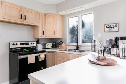 Graduation 2025! Great for Gatherings, King Beds, Firepit, Pet Friendly with Huge Fenced Yard Graduation 2025! Great for Gatherings, King Beds, Firepit, Pet Friendly with Huge Fenced Yard