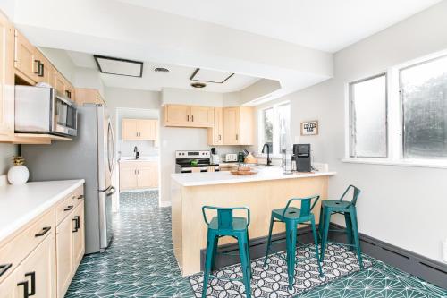 Graduation 2025! Great for Gatherings, King Beds, Firepit, Pet Friendly with Huge Fenced Yard Graduation 2025! Great for Gatherings, King Beds, Firepit, Pet Friendly with Huge Fenced Yard