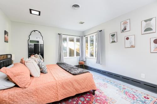 Graduation 2025! Great for Gatherings, King Beds, Firepit, Pet Friendly with Huge Fenced Yard Graduation 2025! Great for Gatherings, King Beds, Firepit, Pet Friendly with Huge Fenced Yard