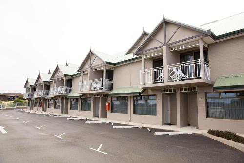 Geraldton Motor Inn Stop at Geraldton Motor Inn to discover the wonders of Geraldton. Both business travelers and tourists can enjoy the hotels facilities and services. Service-minded staff will welcome and guide you at