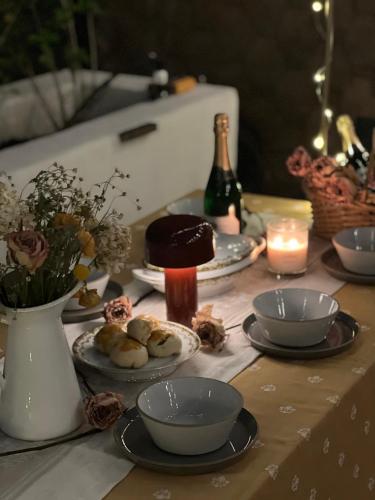 Giardino, Designer Home 2 Bedroom - 20min to NYC WTC - Private Backyard in Harrison (NJ)