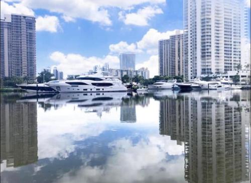 Charming 2 bedroom 2 bathrooms at aventura