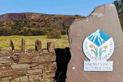 Cosy Cottage, 5 miles from Snowdon Base Camp with Log Burner and Mountain Views