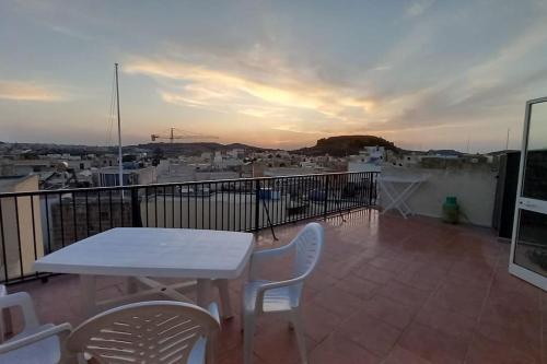 Sunset Suite, Виктория