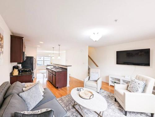 Luxury & Stylish Townhome, King Beds, W/D, Garage in Schenectady, USA