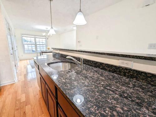 Luxury & Stylish Townhome, King Beds, W/D, Garage