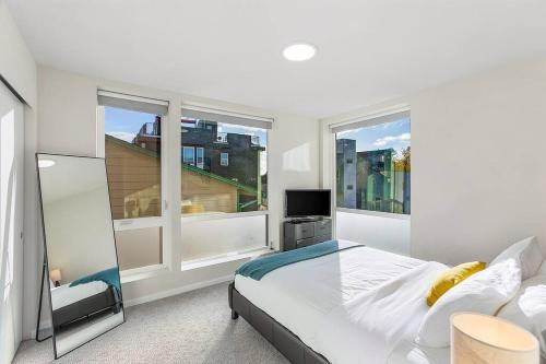 Red Maple Retreat in Leschi, Seattle