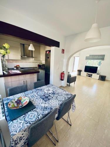 virtuve, Stunning mountain views! Private Villa with fabulous communal pool! in Murla