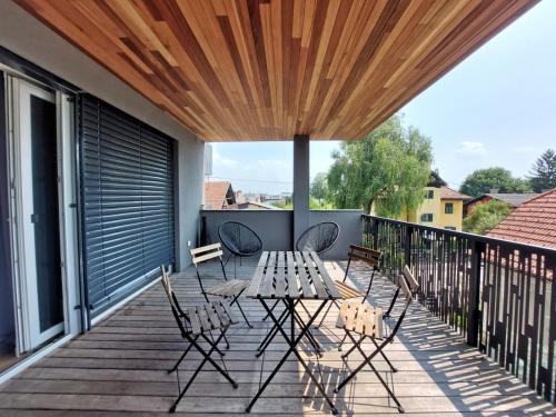 3 bedrooms, 7 beds