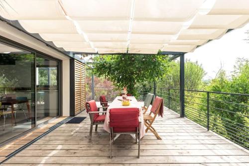 La Coursive, belle maison tout confort avec piscine in Saint-Eloi