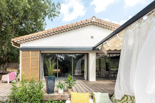 La Coursive, belle maison tout confort avec piscine in Saint-Eloi