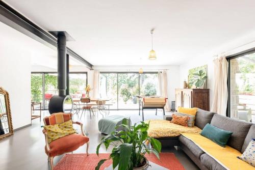 La Coursive, belle maison tout confort avec piscine in Saint-Eloi