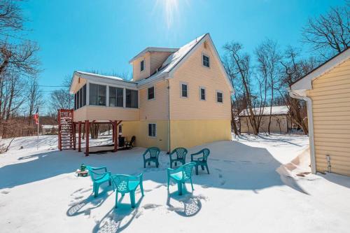 PoconoChalet-Hot Tub-Grill-Firepit-Games in Long Pond, USA