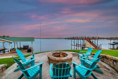 Lakefront retreat, hot tub, pets in Mabank, USA