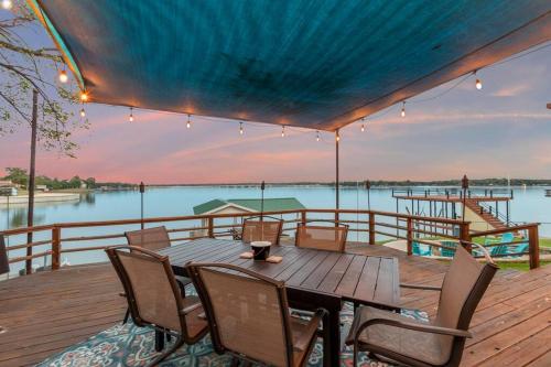 Lakefront retreat, hot tub, pets in Mabank, USA