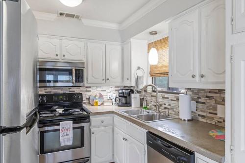 Lakefront retreat, hot tub, pets in Mabank, USA