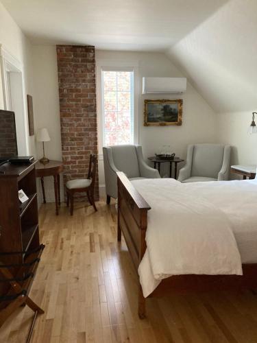 The Red House Fredericton Room Type - Superior Queen Room