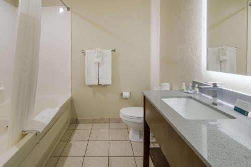 Quality Inn & Suites Roanoke - Fort Worth North - image 14