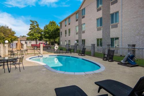 Úszómedence, Quality Inn & Suites Roanoke - Fort Worth North in Elizabethtown