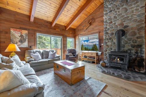 Cozy Home with Lake Views, Private Hot-Tub, Close to Slopes and Town, Private HOA Beach