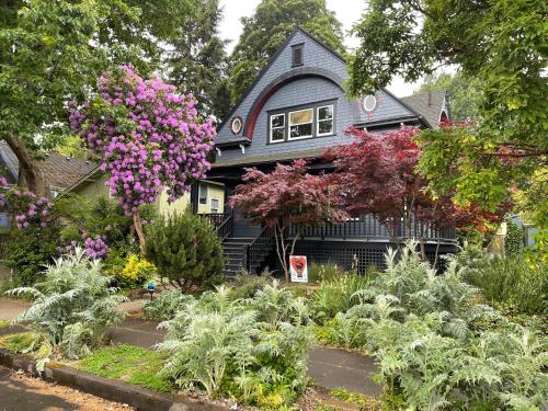 Cozy PDX Hideout, Ideal Location - Apartment - Portland