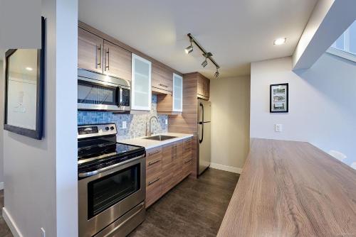 ห้องครัว, Shorewater Resort Oceanside Studio with Loft in ควอลิคัม บีช (บริติช โคลัมเบีย)