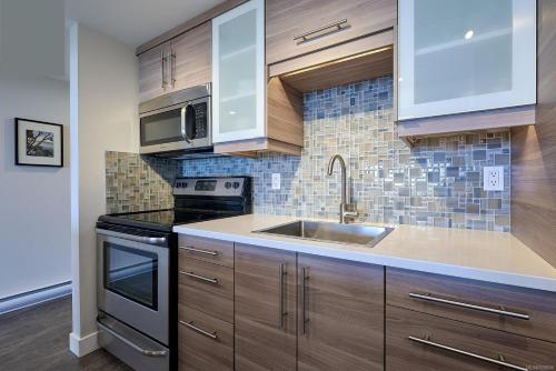 ห้องครัว, Shorewater Resort Oceanside Studio with Loft in ควอลิคัม บีช (บริติช โคลัมเบีย)