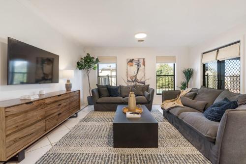 Wonderful Roselawn - Great Location with Pool