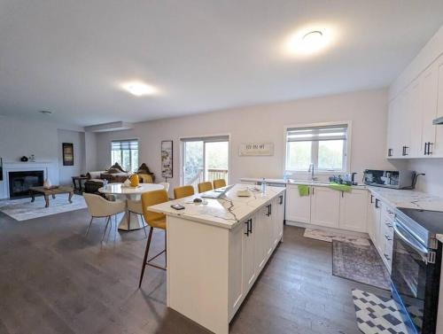 . Stylish 5-Bedroom Retreat