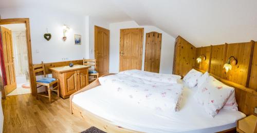 1 queen bed, 1 sofa bed