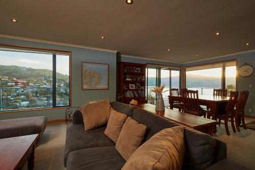 Akaroa holiday home Spacious and quite with stunning harbour views and close to town