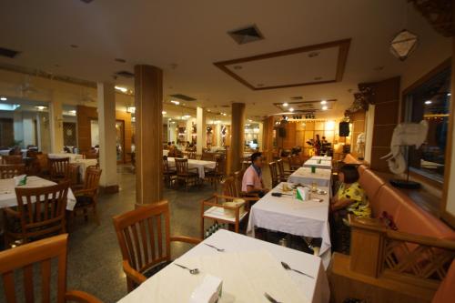Restaurant, Dhevaraj Hotel in Nan City Center
