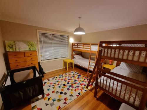 Two Pines, whole home in Tullamarine near airport!