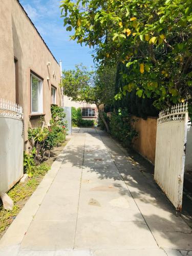 Lovely 3 bedroom-Beverly Hills front unit