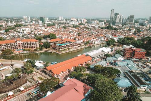 Cosy King with Seaview 3Pax at The Straits 705