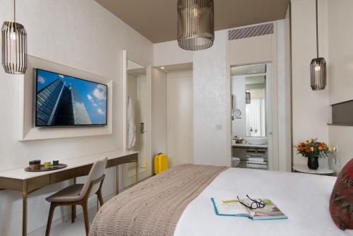 Deluxe Double or Twin Room image 3