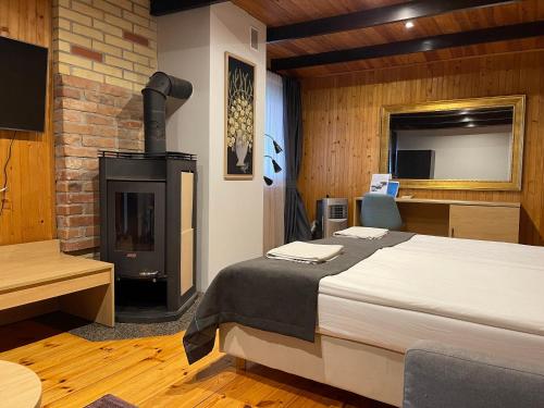 1 double bed, 1 twin bed