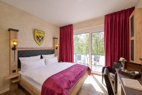 Standard Double Room image 6
