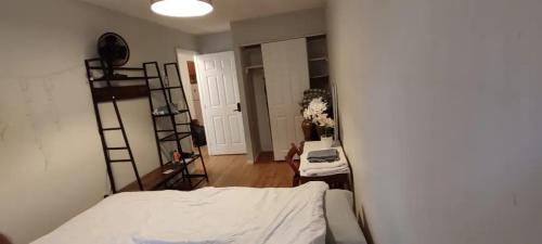 Private room in 4 bedroom Ground Apartment near Subway