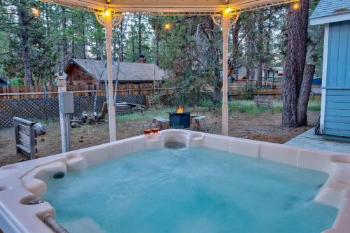 An Adventure Haven w/ Hot Tub & Fireplace in Big Bear City, USA