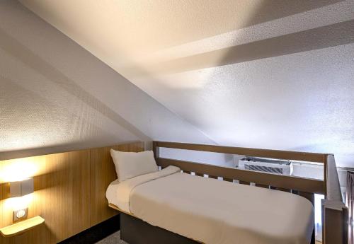 4 twin beds