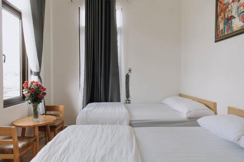 Triple Room with Balcony image 3