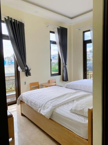 Twin Room with Balcony image 9