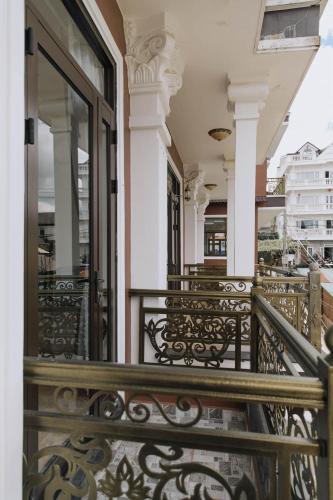 Triple Room with Balcony image 5